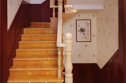 福建中式别墅室内汉白玉石楼梯的定制安装装饰效果